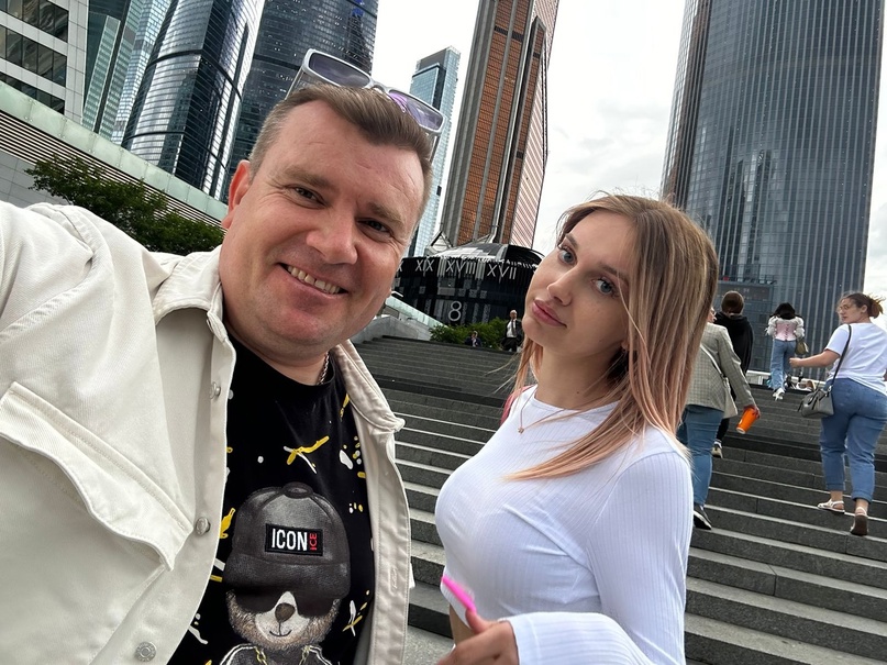 Блогеру и бизнесмену Семёну Рыбному захотелось показать фотографии с его девушкой