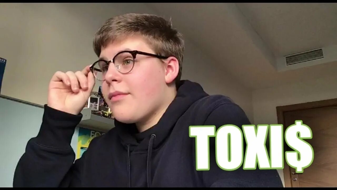 Сколько токсису лет рэпер. Стример в очках. Toxis артист. Toxic рэпер.